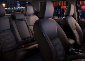 NAVARA PRO4X -  Ghế ngồi bọc da cao cấp với những đường gân mạnh mẽ chạy dọc thân ghế với góc tựa lưng hàng ghế sau 